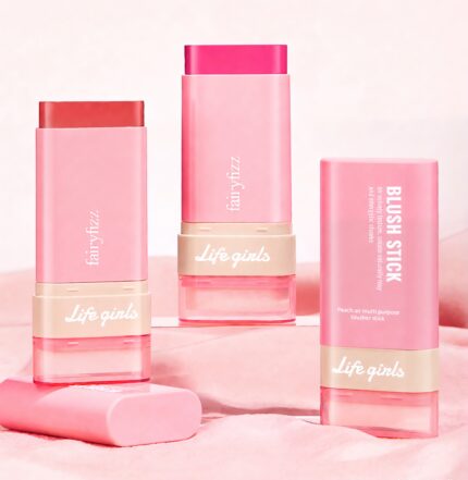 fairyfizz Sparkle Powder Lip Makeup Stick is a multi-functional makeup product for the lips, face and body. It is suitable for lip enhancement, face makeup and body makeup. It has a matte shading and tanning effect, and can also be used for touch-ups on the face and body. Make-up for the face and body